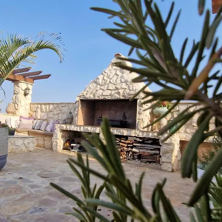 Oikos Selinolithos * Alaminos